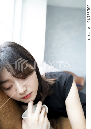 ティータイムを過ごす女性 68523560