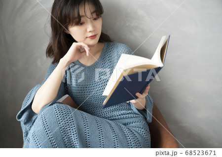 本を読む女性 68523671