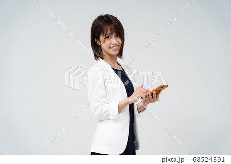スマートフォンを使う女性 スマートフォンを使う女性 68524391