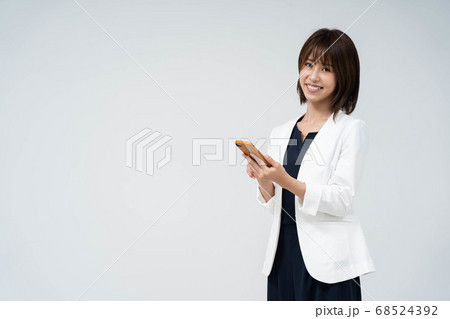 スマートフォンを使う女性 スマートフォンを使う女性 68524392