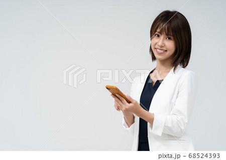 スマートフォンを使う女性 スマートフォンを使う女性 68524393