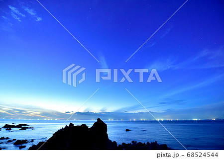 玄界灘の漁火　水平線に並ぶいさり火　夏の風物詩　夏風景　夏の夕暮れ　福岡市志賀島北部海岸　 68524544