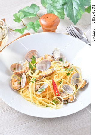 イタリアンパスタのボンゴレ・ロッソ（あさりの塩味のパスタ） 68524901