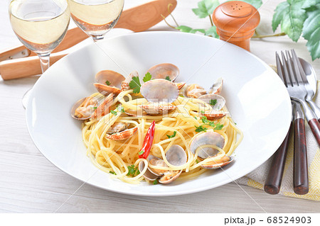 イタリアンパスタのボンゴレ・ロッソ（あさりの塩味のパスタ） 68524903