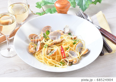 イタリアンパスタのボンゴレ・ロッソ（あさりの塩味のパスタ） 68524904