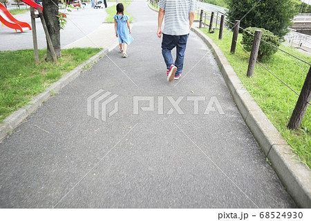 公園で遊ぶ父と娘の後ろ姿 68524930