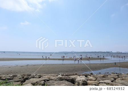 青空と水平線が美しい葛西臨海公園の無料海水浴場の写真素材