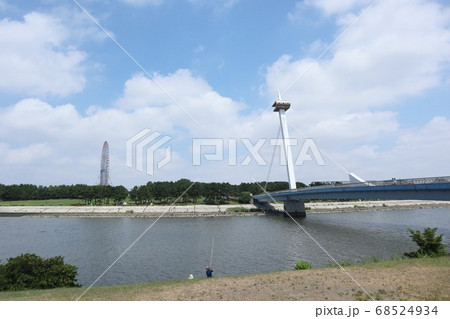 葛西臨海公園の観覧車と釣り人の写真素材