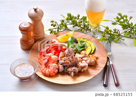 夏だお家でバーベキュー気分 q グリルプレート料理の写真素材