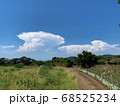 遠くに湧きはじめたきのこ雲のような積乱雲 68525234
