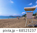 穏やかな夏の海水浴場 68525237