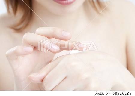 下地クリームを塗る女性 下地クリームを塗る女性 68526235