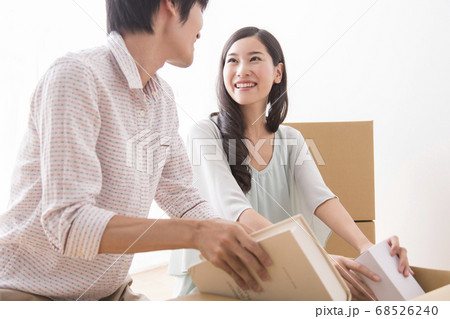 引越しをする夫婦 引越しをする夫婦 68526240