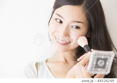 メイクする女性 68526249