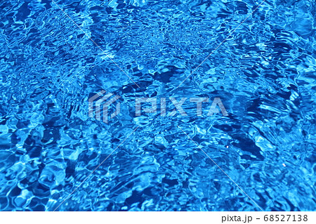 プールの水面の波紋 プールの水面の波紋 68527138