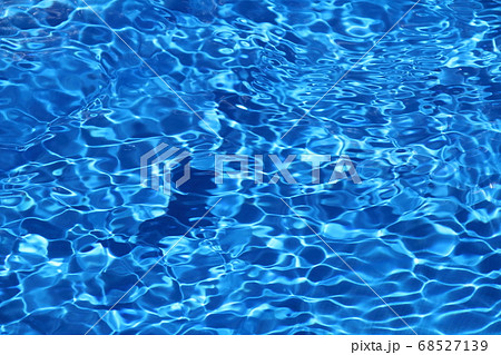 プールの水面の波紋 プールの水面の波紋 68527139