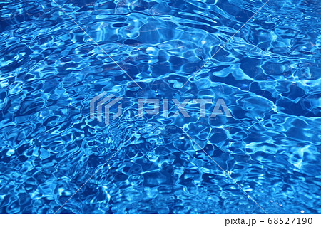 プールの水面の波紋 プールの水面の波紋 68527190