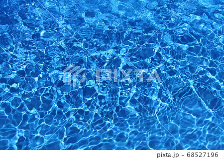 プールの水面の波紋 プールの水面の波紋 68527196