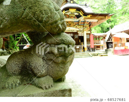 カラフルな神社とかわいい狛犬の写真素材