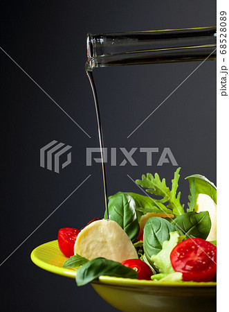 Green salad with mozzarella, tomato, basil and 68528089