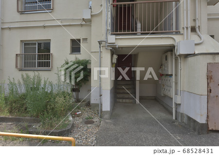 解体される老朽化集合住宅　移転が終わった無人の住宅 68528431