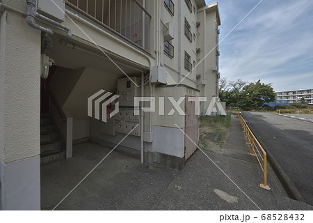 解体される老朽化集合住宅　移転が終わった無人の住宅 68528432