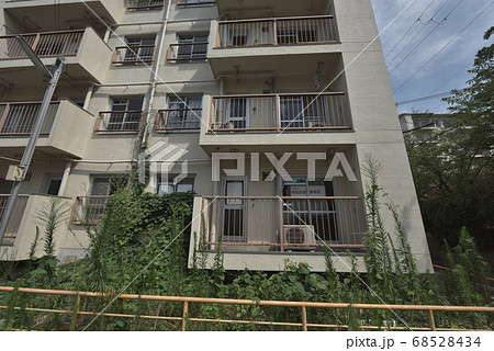 解体される老朽化集合住宅　移転が終わった無人の住宅 68528434