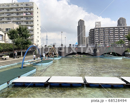 横十間川親水公園の水上アスレチックの写真素材 68528494 Pixta