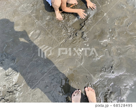 砂浜で遊ぶ子供をスマホで撮影する母 砂浜で遊ぶ子供をスマホで撮影する母 68528495