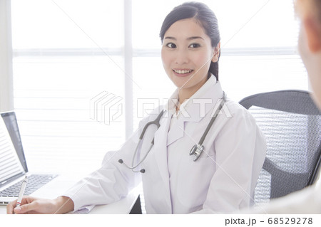 診察する女性医師 68529278
