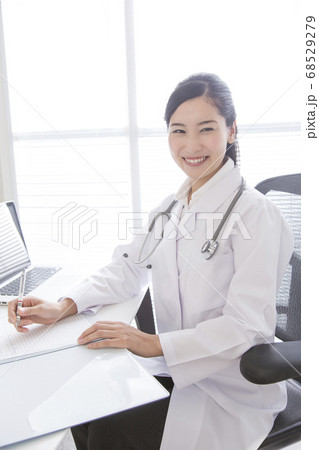 診察する女性医師 68529279