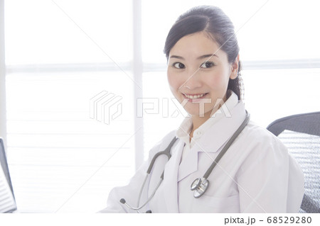 診察する女性医師 68529280
