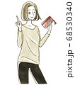 財布を手に人差し指を立てる女性 68530340