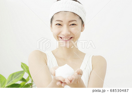 洗顔する女性 68530487