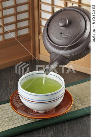 お茶を注ぐ お茶を注ぐ 68531883