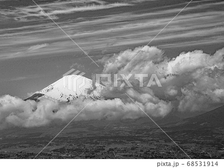 雲にそびえる富士の山 68531914