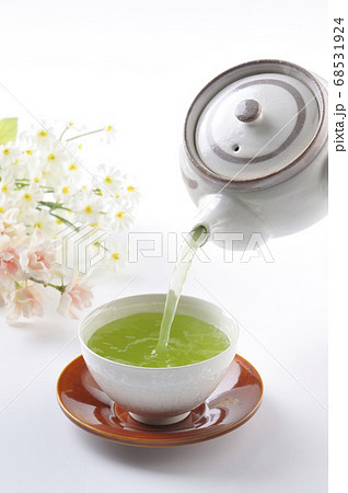 お茶を注ぐ 68531924
