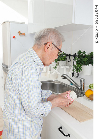 料理するシニア 料理するシニア 68532044