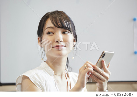 会議室でミーティングをする女性 会議室でミーティングをする女性 68532087