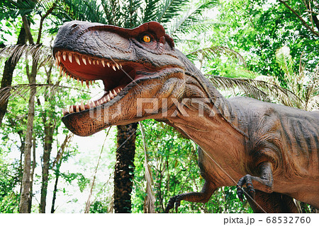Dinosaur Statue In The Forest Park Tyrannosaurusの写真素材