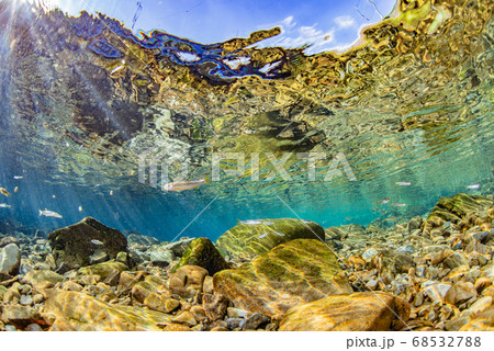 川の中が美しい水中写真の写真素材 [68532788] - PIXTA