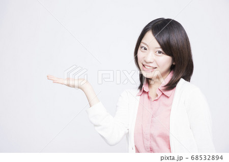 案内する女性 68532894