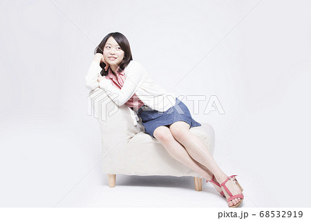 ソファに座る女性 68532919