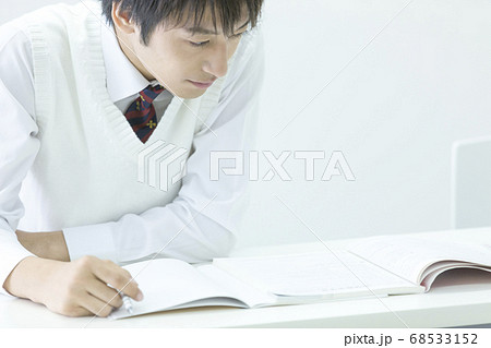 勉強する男子高校生 勉強する男子高校生 68533152