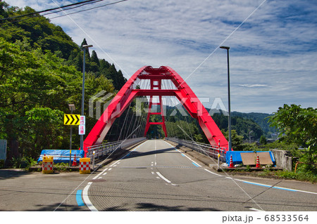 黒部川にかかる夏の愛本橋 68533564