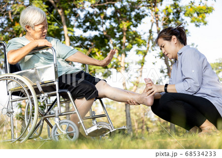 Asian senior woman suffering from leg cramp,female elderly stretching painful calf muscle,adult caregiver helping care the old people who have leg cramps injury,receiving a leg massage,health problem Asian senior woman suffering from leg cramp,female elderly stretching painful calf muscle,adult caregiver helping care the old people who have leg cramps injury,receiving a leg massage,health problem 68534233