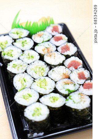 おいしいかっぱ巻と鉄火巻と梅じそ巻の盛合せ おいしいかっぱ巻と鉄火巻と梅じそ巻の盛合せ 68534269