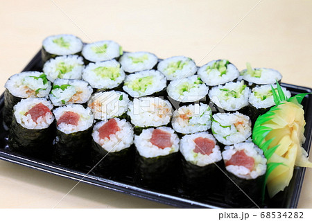 おいしいかっぱ巻と鉄火巻と梅じそ巻の盛合せ おいしいかっぱ巻と鉄火巻と梅じそ巻の盛合せ 68534282