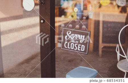 Label 'Sorry we're closed' notice sign wood board 68534351