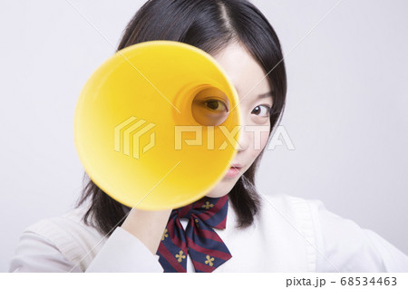 メガホンで応援する女子高校生 メガホンで応援する女子高校生 68534463
